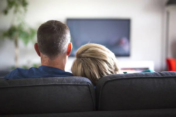 Paret ser tillbaka i vardagsrummet hemma — Stockfoto