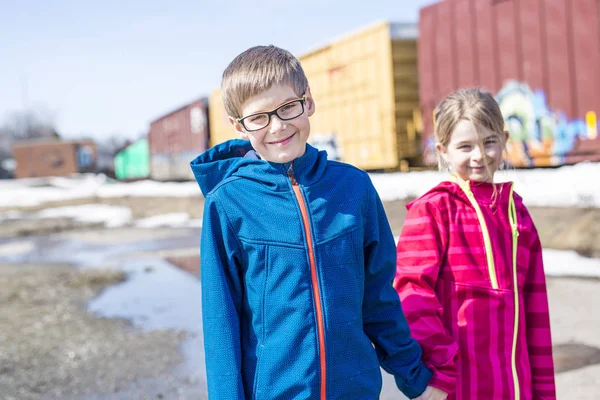 Fratello e sorella vicino a un treno — Foto Stock