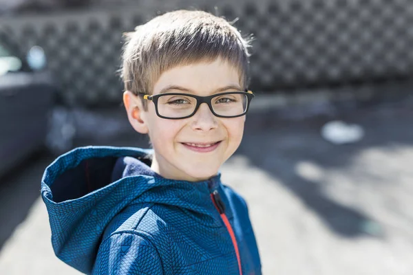 Porträtt av en glad liten pojke utomhus — Stockfoto