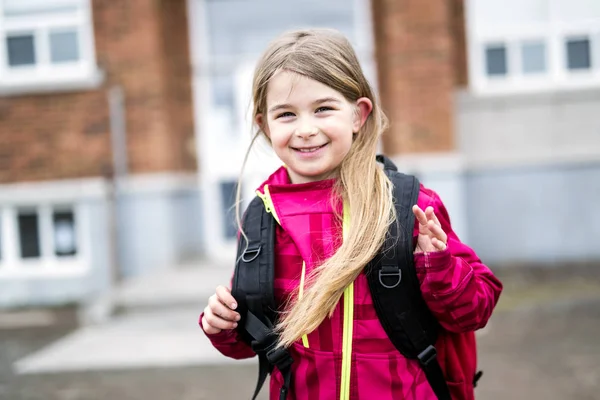 Ritratto di un bambino a scuola — Foto Stock