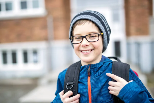 Aluno da escola primária lá fora com mochila — Fotografia de Stock