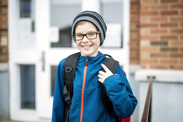 Elementary school pupil outside with rucksack — Stock Photo, Image