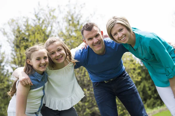 Familie samen buiten — Stockfoto