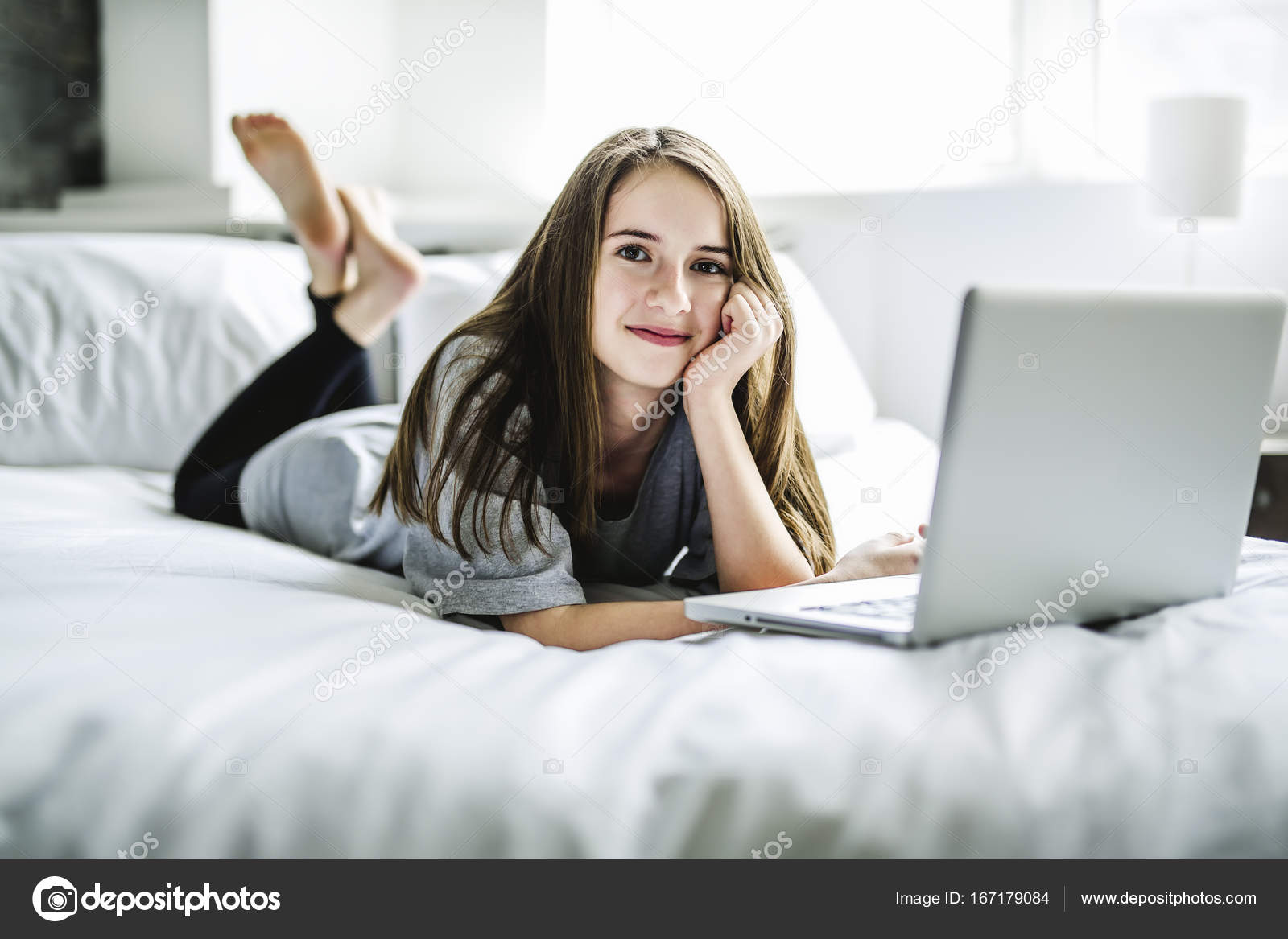 Fille à L'aide De L'ordinateur Portable Dans La Chambre à Coucher Photo  stock - Image du lifestyles, indépendance: 125820372