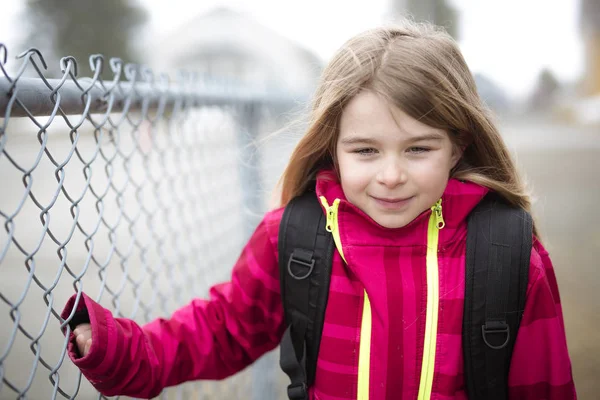 Portrait d'un jeune enfant à l'école — Photo