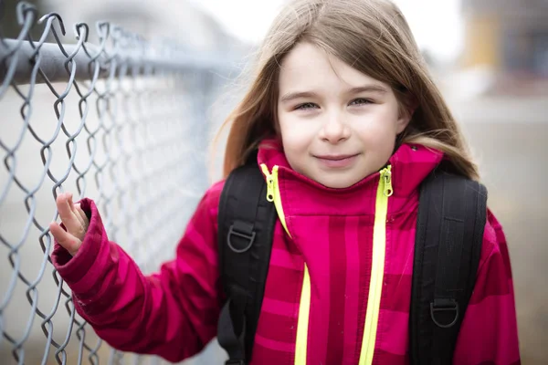 Ritratto di un bambino a scuola — Foto Stock