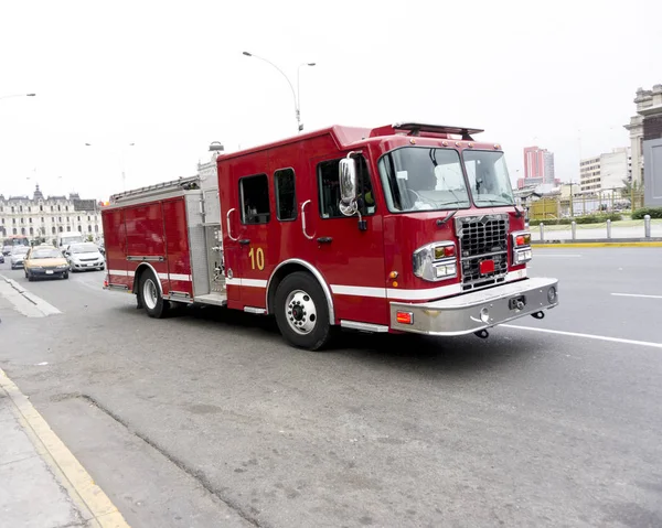 Camion de pompiers accélérant dans une rue à un appel . — Photo