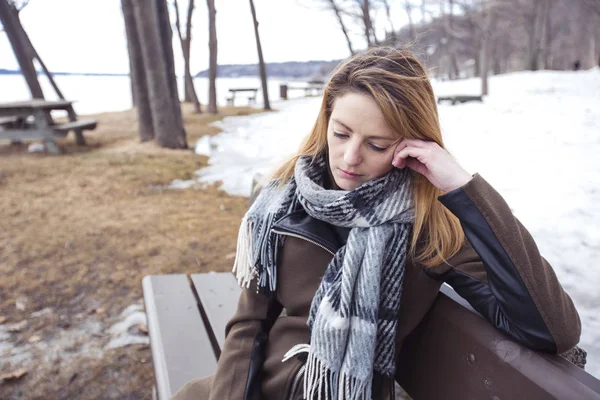 公園のベンチに孤独な若い女性 — ストック写真