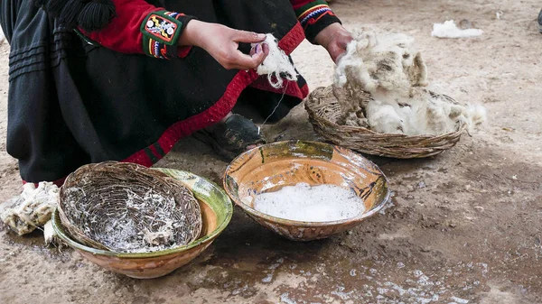 Eine Quechuanerin vertreibt das Weben von Alpaka-Wolle. — Stockfoto