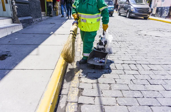 Nettoyant dans la rue nettoyer le plancher de terre — Photo