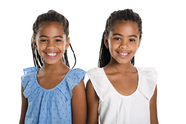 Две прелестные африканские девушки-близнецы на белом фоне студии — стоковое фото