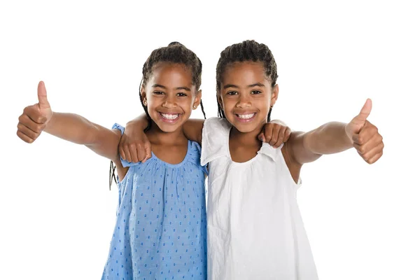 Две прелестные африканские девушки-близнецы на белом фоне студии — стоковое фото