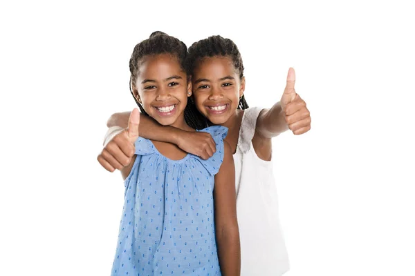 Dois adorável menina gêmea africana no estúdio fundo branco — Fotografia de Stock