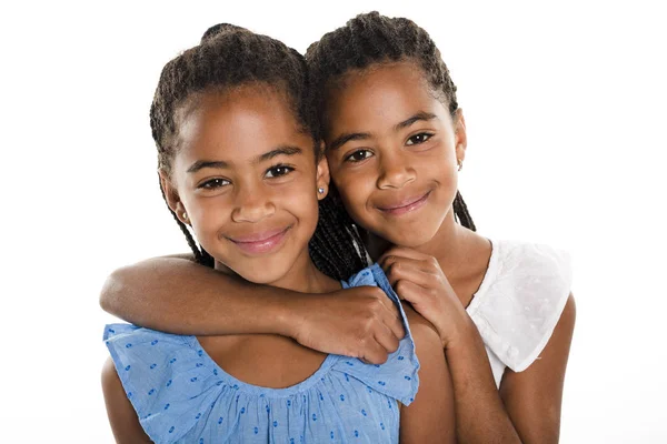 Dois adorável menina gêmea africana no estúdio fundo branco — Fotografia de Stock