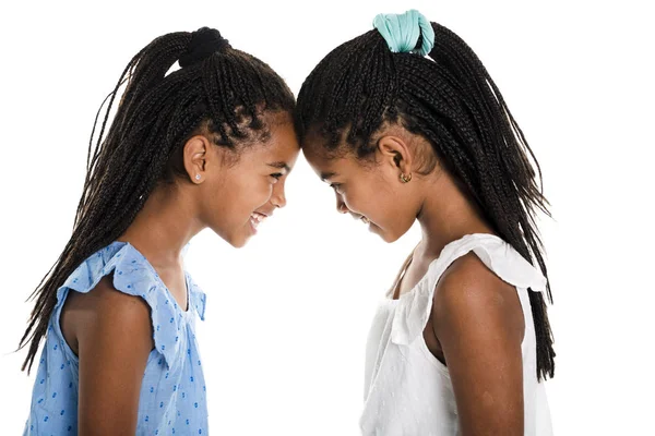 Två bedårande afrikanska tvilling flicka på studio vit bakgrund — Stockfoto