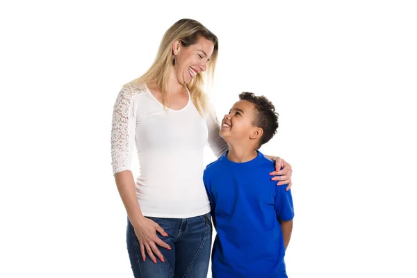 Zwarte jongen met haar moeder, geïsoleerd op witte achtergrond — Stockfoto