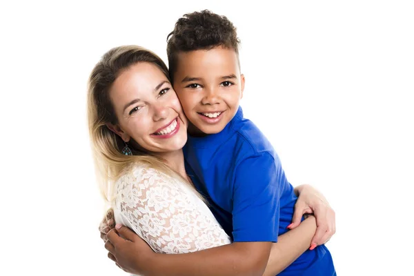 Zwarte jongen met haar moeder, geïsoleerd op witte achtergrond — Stockfoto