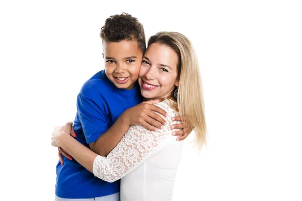 Чернокожий мальчик с матерью, изолированный на белом фоне — стоковое фото