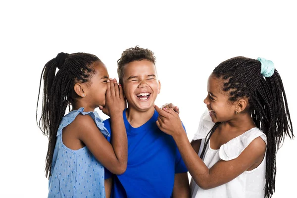 Retrato de feliz três crianças negras, fundo branco — Fotografia de Stock