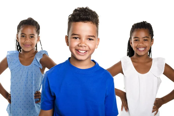 Retrato de feliz três crianças negras, fundo branco — Fotografia de Stock