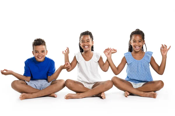 Ritratto di tre bambini neri felici, sfondo bianco — Foto Stock