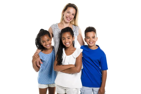 Afro niño gemelo y niño posando en un estudio de fondo blanco con madre blanca — Foto de Stock