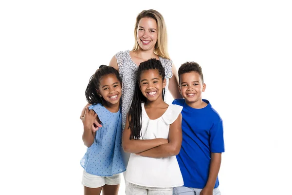 Afro niño gemelo y niño posando en un estudio de fondo blanco con madre blanca — Foto de Stock