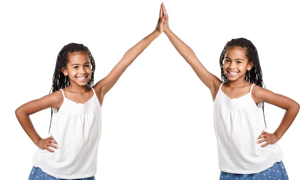 Dois adorável menina gêmea africana no estúdio fundo branco — Fotografia de Stock