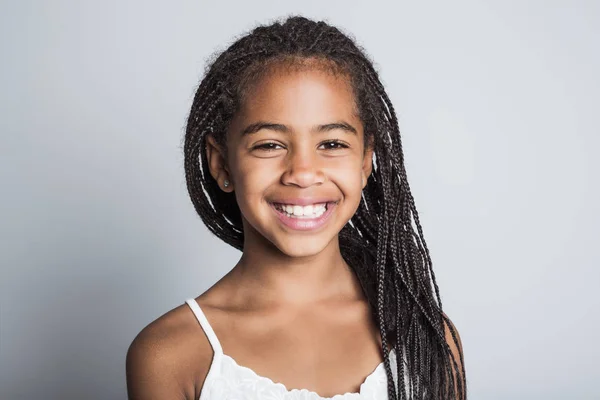 Adorável menina africana no estúdio fundo cinza — Fotografia de Stock