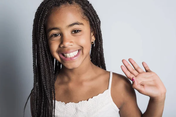 Schattig Afrikaanse meisje op studio grijze achtergrond — Stockfoto