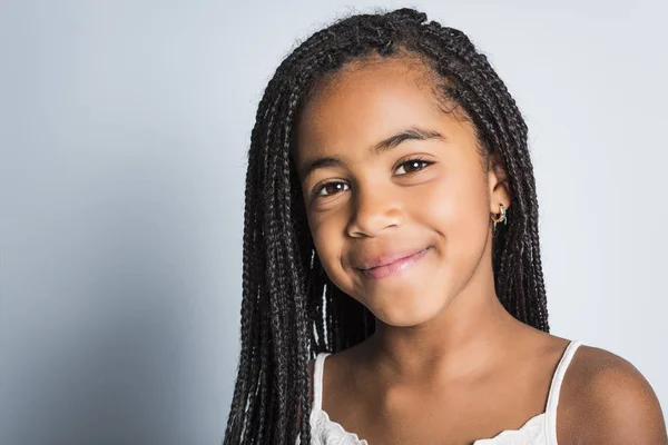 Adorável menina africana no estúdio fundo cinza — Fotografia de Stock