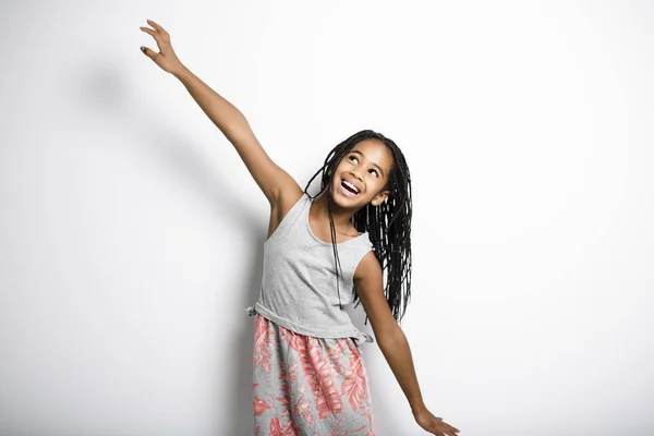 Очаровательная африканская маленькая девочка на сером фоне студии — стоковое фото
