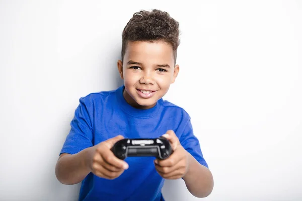 Małe dziecko zabawy grając w gry wideo — Zdjęcie stockowe