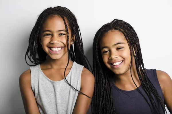 Очаровательные африканские девочки-близнецы на сером фоне студии — стоковое фото