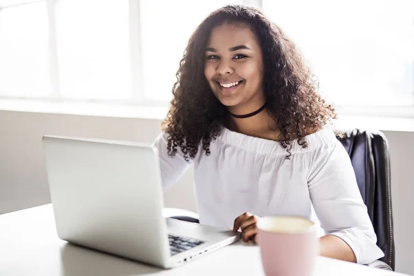 Tonåring på skrivbord i hennes kontor med laptop — Stockfoto
