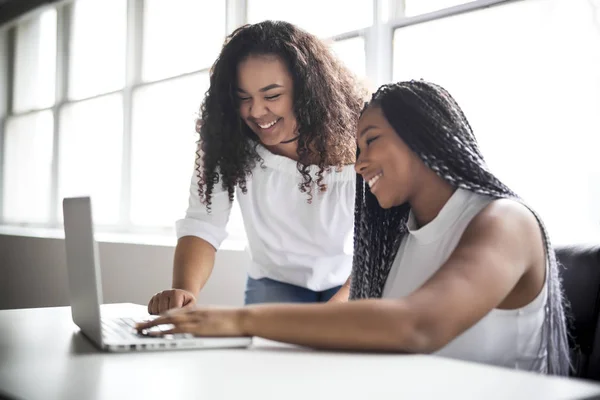 Deux adolescents au bureau dans son bureau avec ordinateur portable — Photo