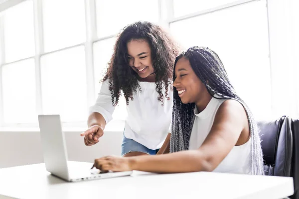 Deux adolescents au bureau dans son bureau avec ordinateur portable — Photo