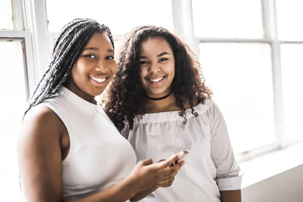 Deux jeunes filles afro s'amusent ensemble — Photo