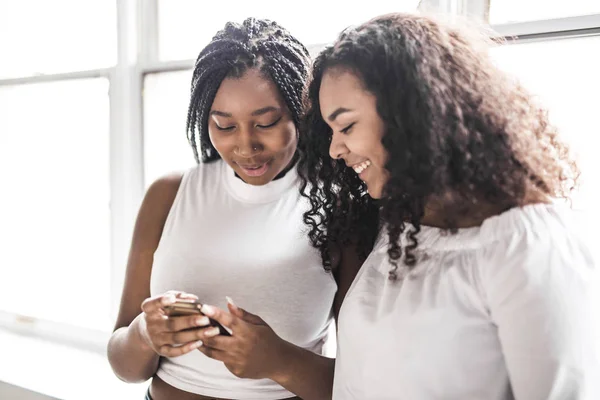 Två unga afro tjejer att ha kul tillsammans — Stockfoto