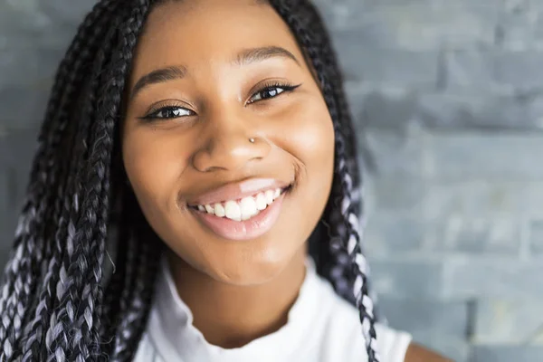 Joven bastante africano-americano chica posando —  Fotos de Stock