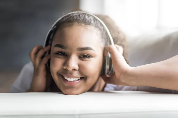 Teen african young woman relaxing at home — Stock Photo, Image