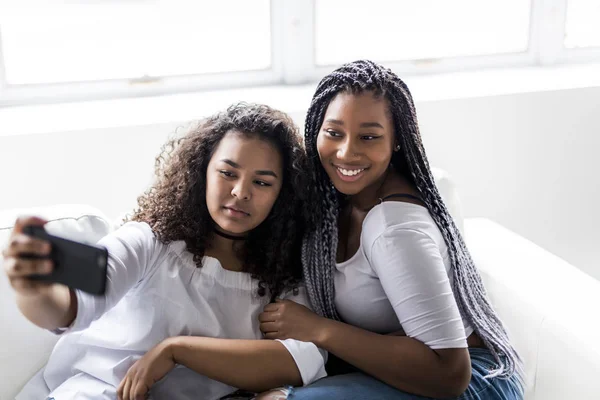 İki genç afro kız birlikte eğleniyor — Stok fotoğraf