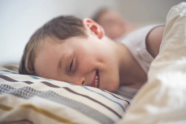 Νεαρό αγόρι που κοιμάται στο κρεβάτι — Φωτογραφία Αρχείου