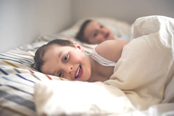 Jonge jongen slapen in bed — Stockfoto
