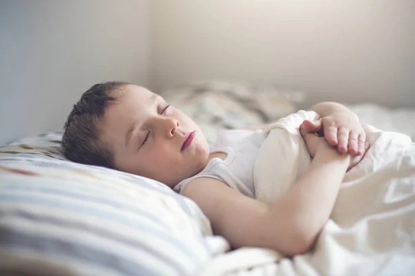 Joven durmiendo en la cama — Foto de Stock