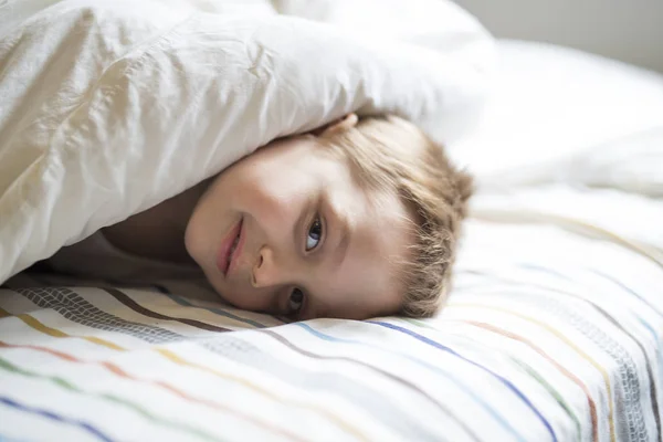 Junge auf dem Bett — Stockfoto