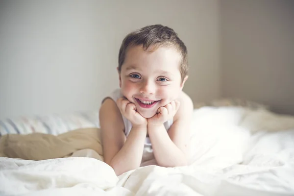 Niño en la cama —  Fotos de Stock