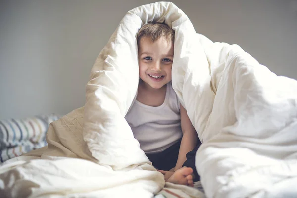 Jonge jongen op bed — Stockfoto