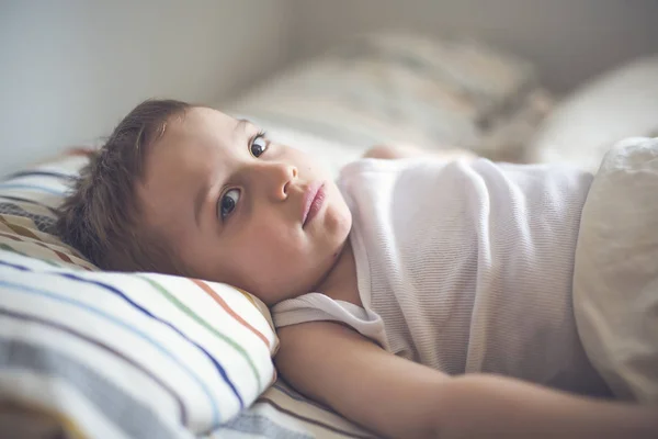 Jonge jongen op bed — Stockfoto