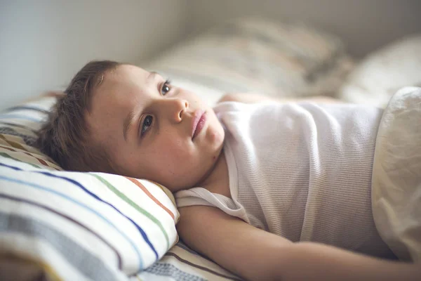 Niño en la cama — Foto de Stock